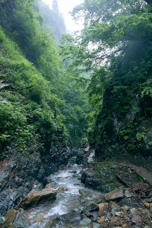 岩山に挟まれた川