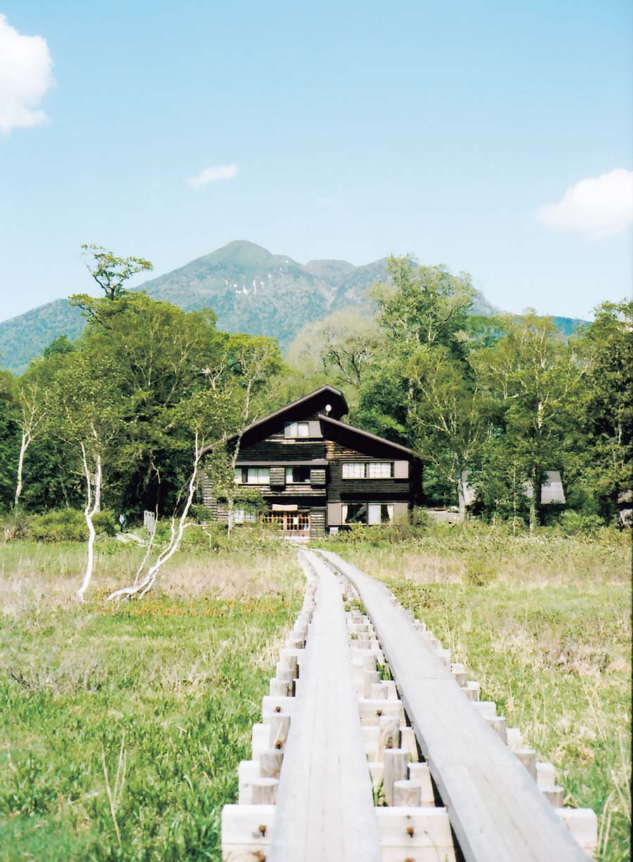 小屋の後ろは燧ヶ岳。早起きして朝焼けを見に行く。