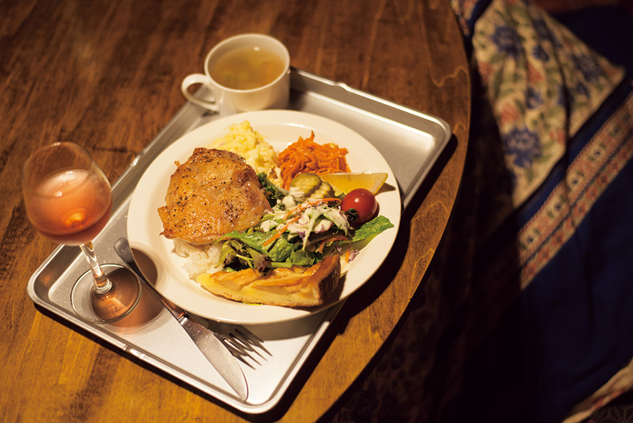 夕食はチキンソテーなどをワンプレートで。ワインも楽しめる。