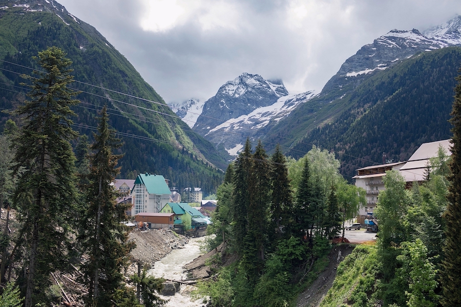 <p>国土の8割はカフカス山脈に連なる山地。 南部にはロシア最高峰のエルブルス山（5642m）があり、登山者も多い。この地に、カラチャイ人とチェルケス人など、80を超える民族が暮らす。諸民族はロシア に抵抗したが、1828年に併合される。</p>
<p>©︎dardashew</p>
