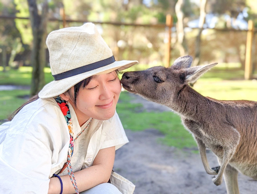 好奇心の強いカンガルーがやってきて、ふすふす言いながらキスしてくれた。