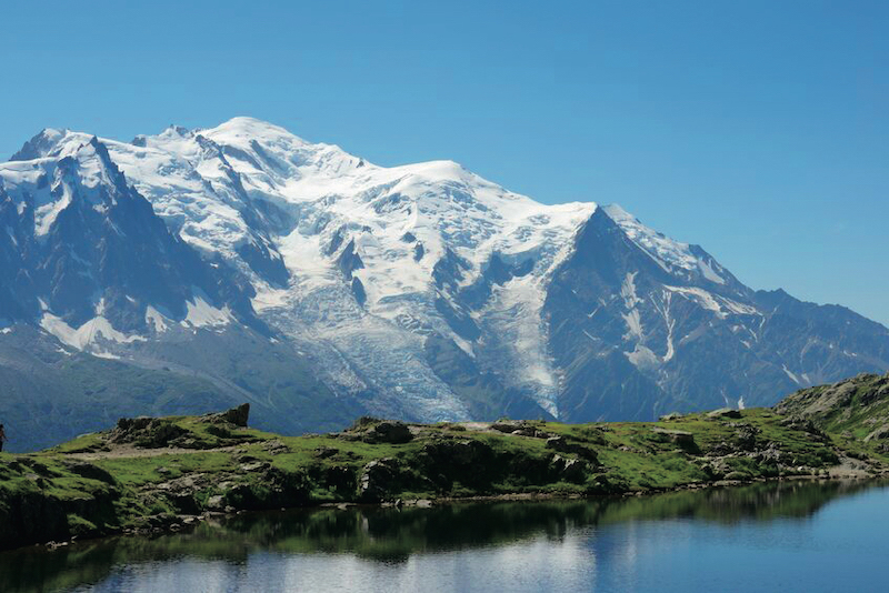 <p>標高4810ｍ、フランスとイタリアの国境に位置するアルプス山脈の最高峰。フランス語で「白い山」を意味する。</p>
