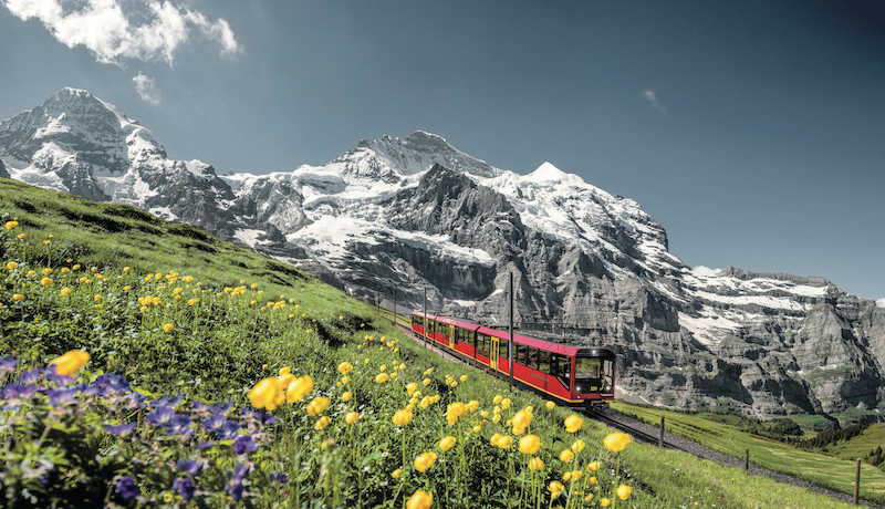 <p>全土をくまなく結ぶ交通ネットワークがある鉄道王国スイス。中央スイスからリギ山山頂へと向かうヨーロッパ最古の登山鉄道が1871年に誕生、そこから次々とアルプス山麓の村々を結ぶ鉄道やバス、ロープウェイなどの山岳交通が生まれ、同時に観光業も発達した。「電車で山に登れる」のがアルプスの醍醐味。写真はユングフラウ鉄道。</p>
<p>©︎jungfraubahnen</p>
