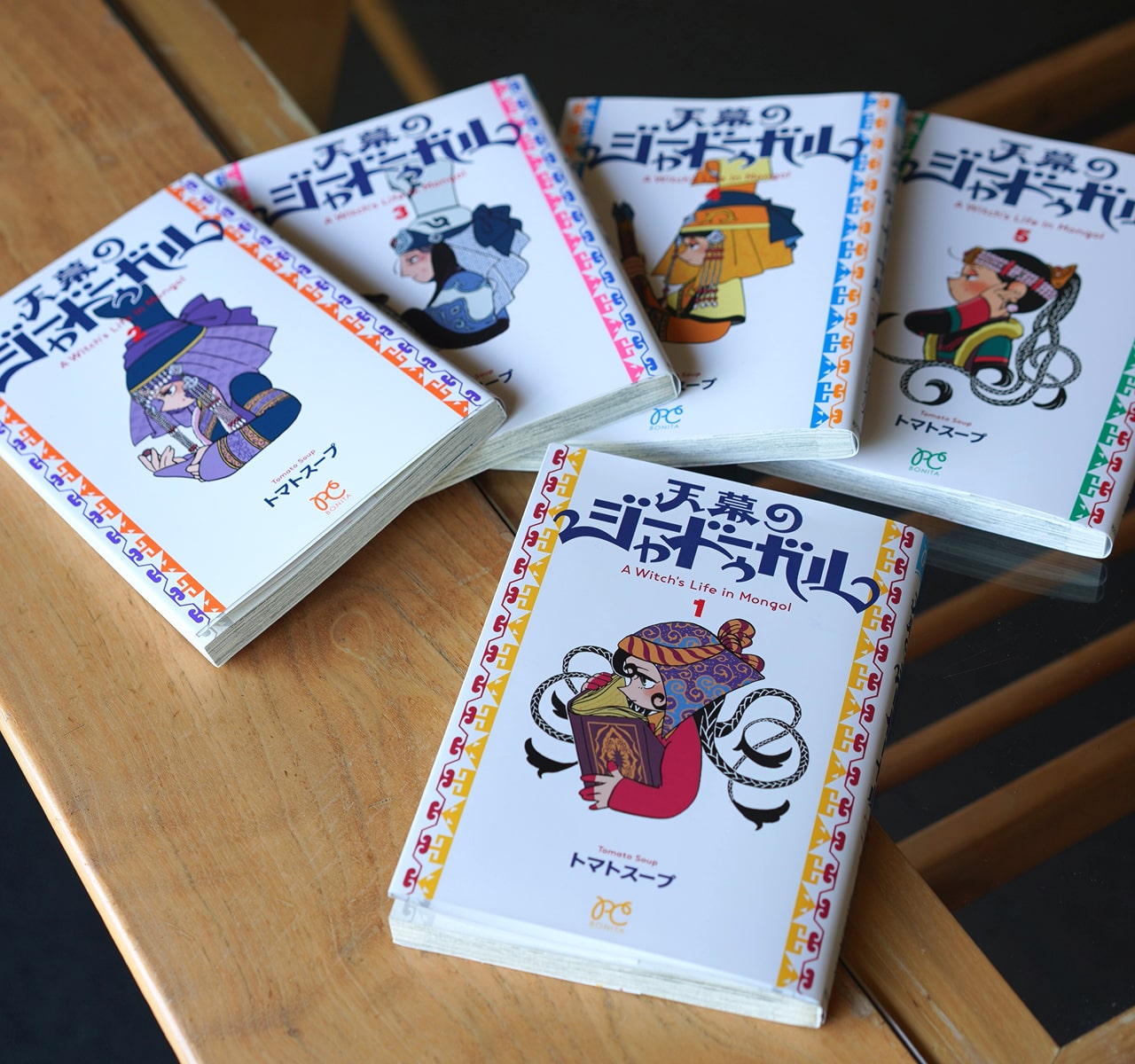漫画家トマトスープ Interview
『天幕のジャードゥーガル』ができるまで。
モンゴル帝国×敗者の歴史観
=復讐劇のその先に??!
