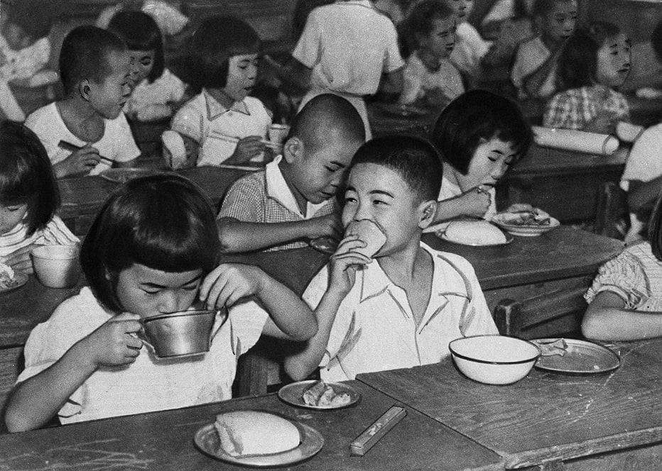 1919年、敗戦した日本にアメリカは小麦を配給。学校給食でパン食が始まり、多くの人びとにとってよりパンが身近なものになった。安価に製造できるコッペパンの発明も普及にひと役買ったといえる。
