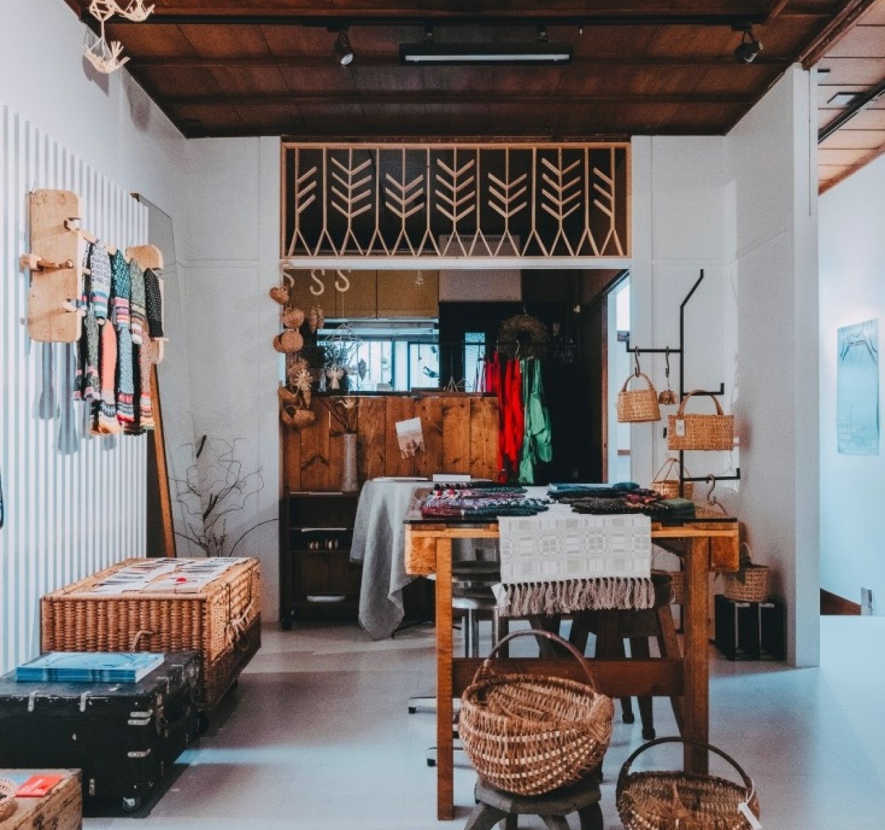 #私が出合った世界の民藝
旅するように世界の民藝品が楽しめる、日本の9つの店