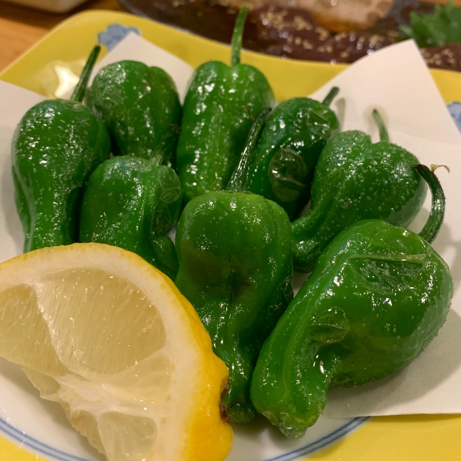 そして遠野での滞在では、景色だけでなく、食べものにも驚かされた。
初日の夜、ふらりと入った居酒屋で目にとまった「遠野パドロン」の文字。聞いたことも見たこともない名前に惹かれ、迷わず注文。
運ばれてきたのは、唐辛子とピーマンの中間のような見た目をした素揚げの野菜。店主の「たまに当たりがありますよ」の言葉に最初はピンとこなかったけれど、食べ進めていると、突如、ひりつくような猛烈な辛さを感じる個体が登場！
食べてみるまで“当たり”かどうかわからないとは……まるでロシアンルーレットのようだ。スペイン北西部・パドロン地方原産の野菜で、遠野の新名物にもなっているらしい。
