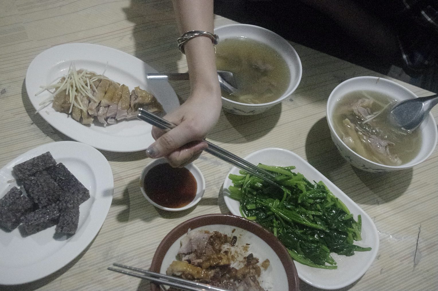 スープや麺、丼などいろいろな食べ方がある。
