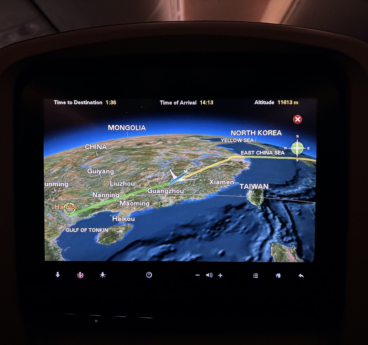 ベトナム特集の現地滞在制作がはじまる。 
ハノイ班、旅立ちの日。
