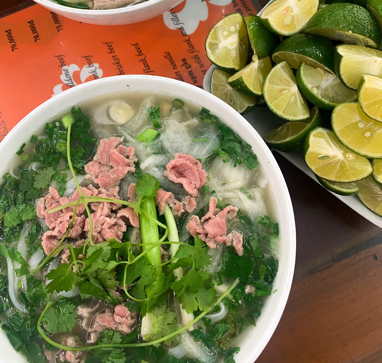 フォー、スペアリブ、厚揚げ豆腐…
ハノイを食べ歩く。
