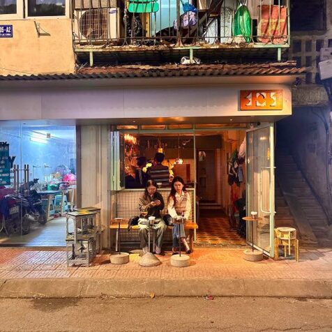 連載｜今週の編集部日誌 in Vietnam
ハノイらしさはベトナムらしさ?  旅の終わり、Airbnbで夜な夜な大富豪をしながら話したこと。
津賀真希（web編集長）
