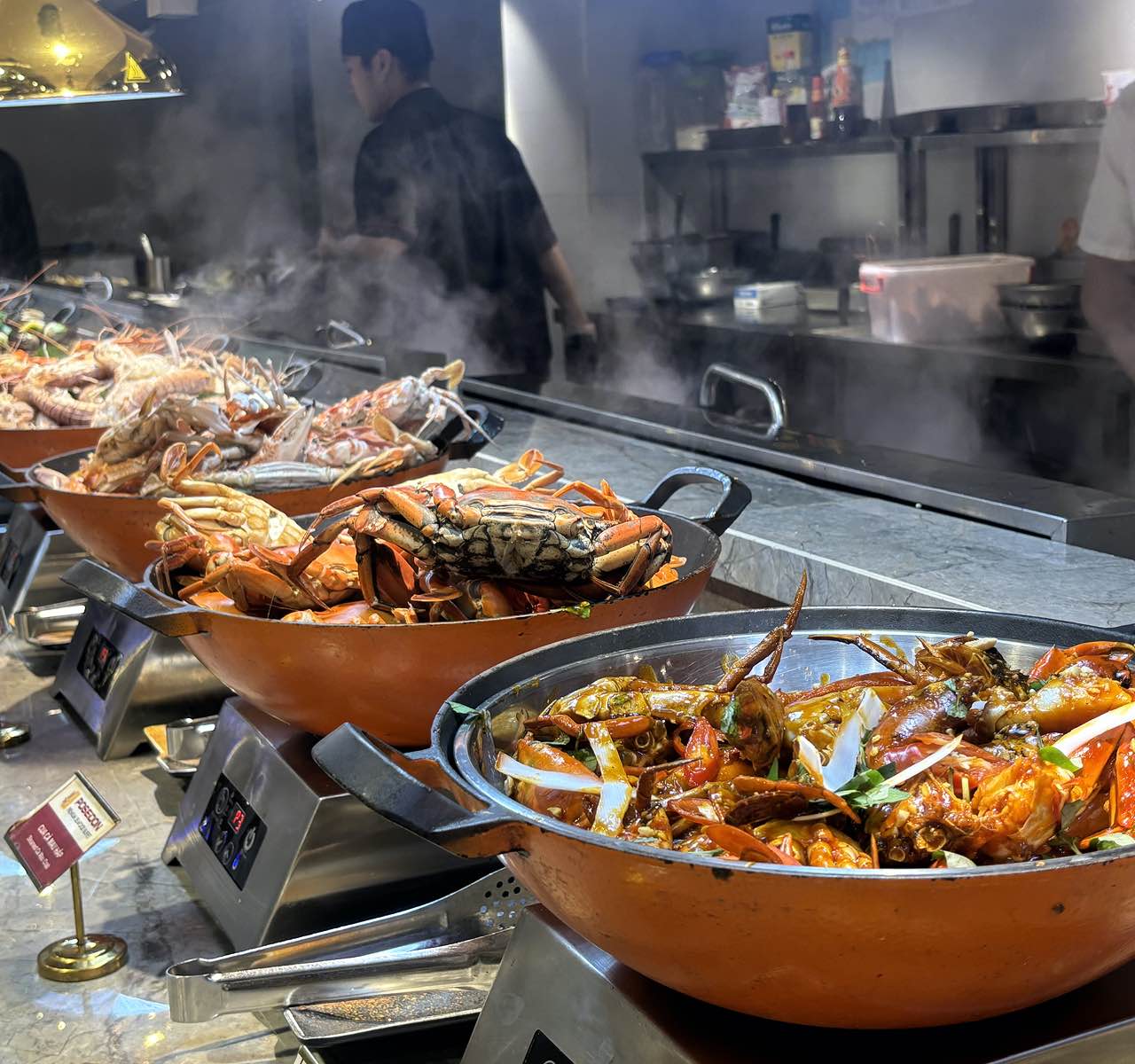 フォーだけじゃ終われない！ 
ホーチミンの味を食べ尽くすビュッフェへ。