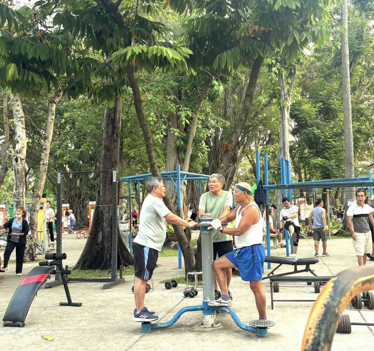 眠らない街？
ホーチミンで早朝の公園散歩。
