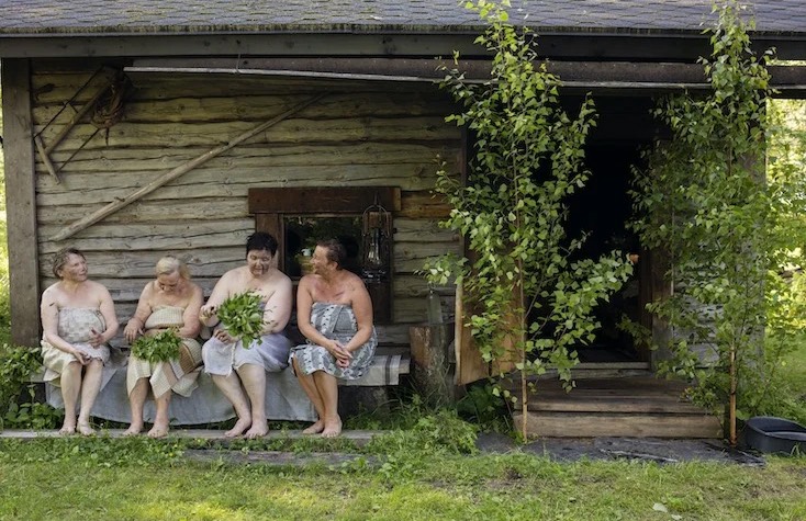 サウナ小屋の前でクールダウンする人びと