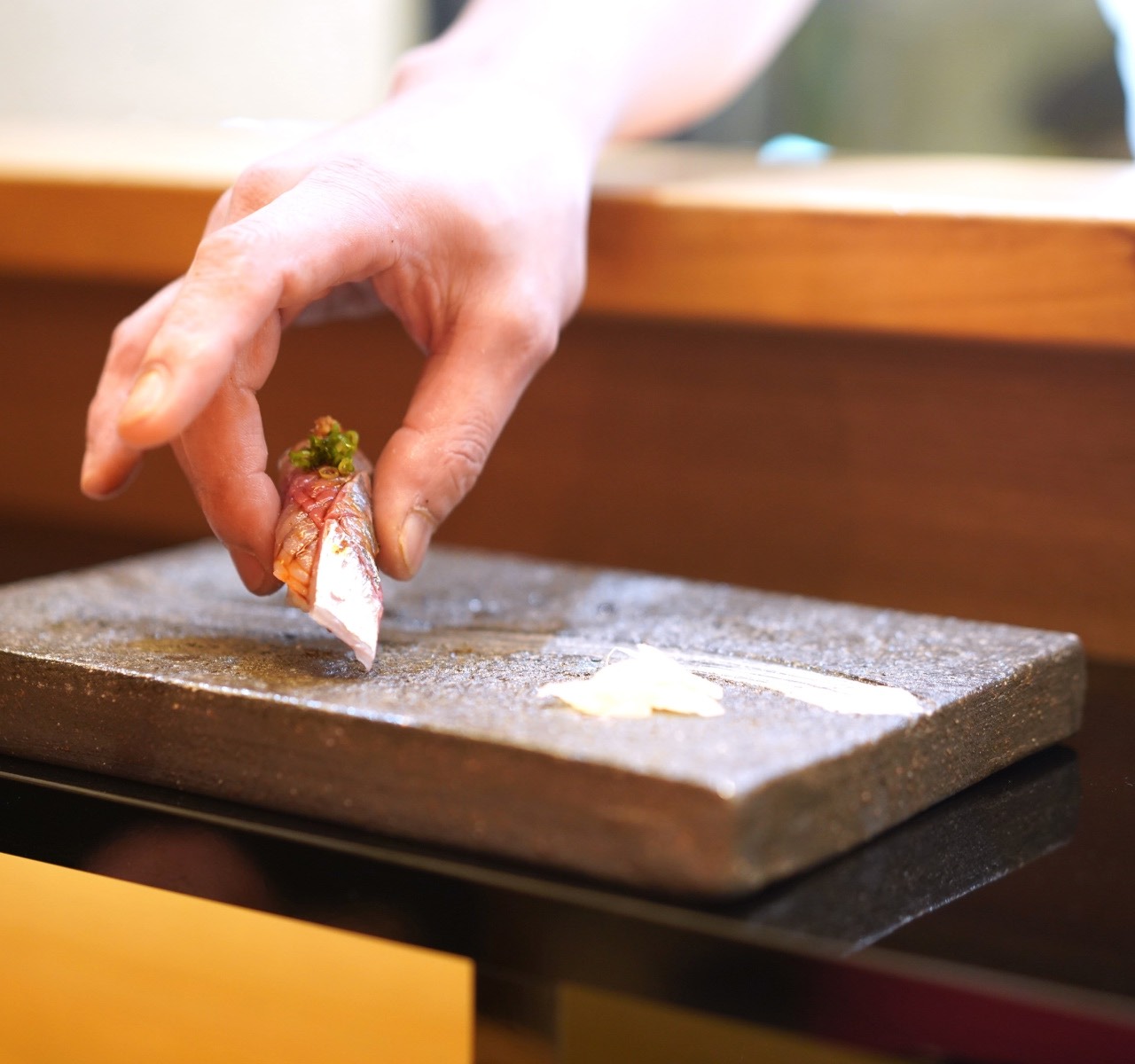 富山の寿司をめぐる旅。
回転寿司、ます寿し、漁港、日本酒⋯⋯
「寿司といえば、富山」の秘密を探しに。
