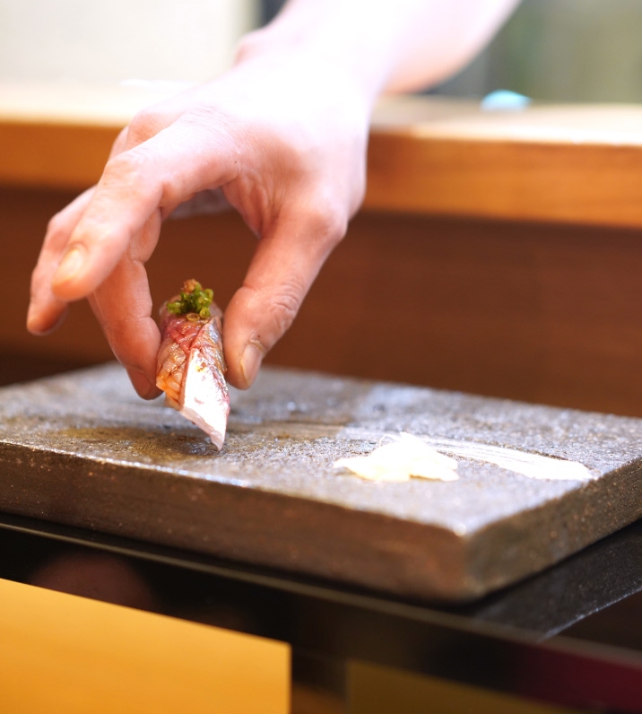 富山の寿司をめぐる旅。回転寿司、ます寿し、漁港、日本酒⋯⋯「寿司といえば、富山」の秘密を探しに。
